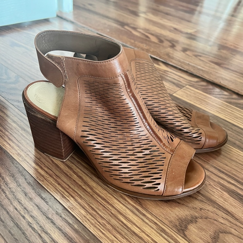 Vince Camuto size 7 Peep Toe Shooties
